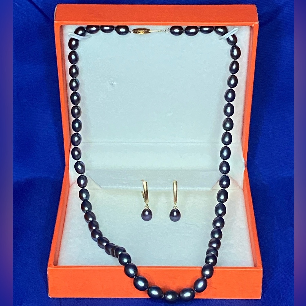 Mandarin Cultured Pearl Necklace and Earrings.
